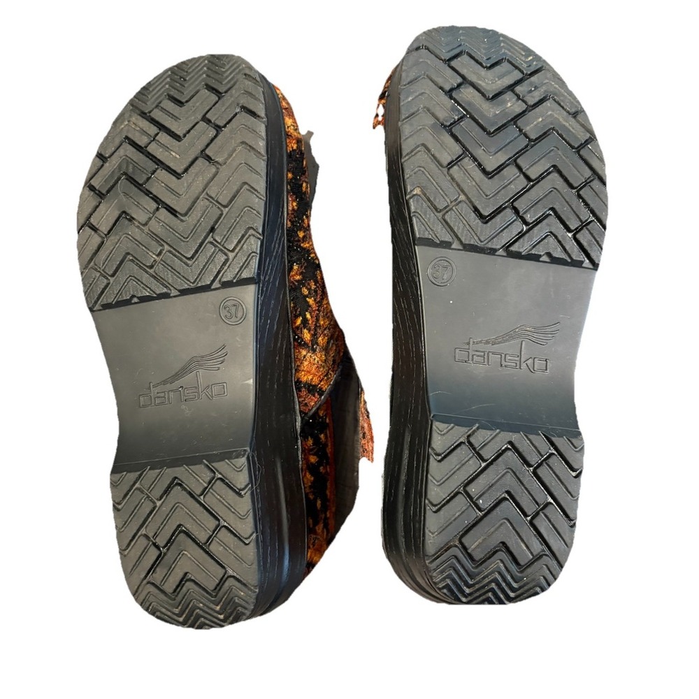 DANSKO Vegan Clogs Size 37 Red Shimmer Paisley Tapestry Velvet  Women's 6.5 US - Picture 2 of 8